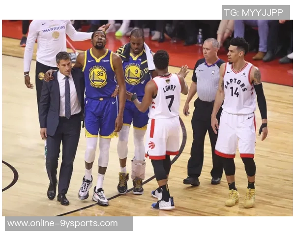 勇士队医澄清库里伤情错误左腿受伤引发关注与讨论